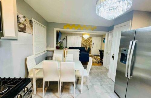 Kenmore House | King Beds -Pet Friendly Fully Fenced Yard