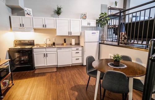 Lafayette Condo | King Centered Downtown Lafayette