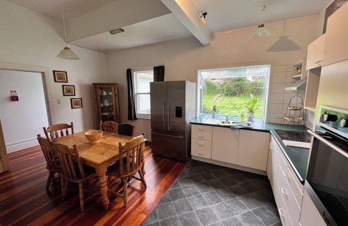 Epsom Villa | KING ENSUITE ROOM ONLY with Bathroom @ LA CASA BONITA AUCKLAND 8 Bedroom Villa.