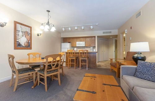 Oro-Medonte Condo | King Jacuzzi Suite, Full Kitchen, Heated pool