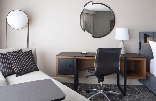 Financial District Hotel | King Room at a 4⭐️ Hotel