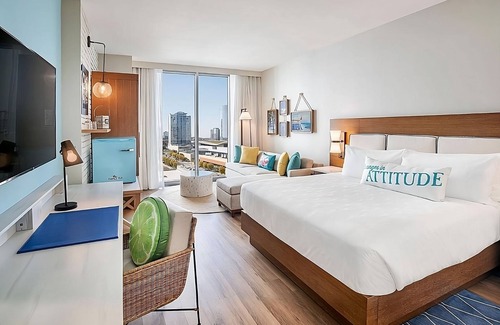 Sobro Hotel | King Room in Nashville short walk to Music City w/Pool
