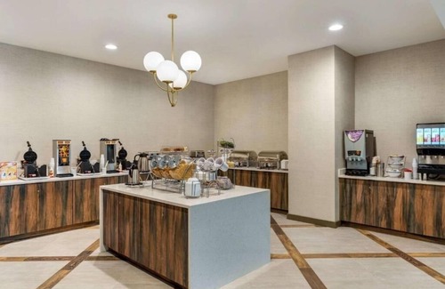 Miami Springs Apartment | King Room Near Ram Air Sales MIA