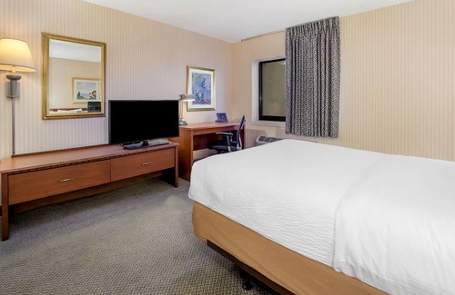 La Crosse Hotel | King Room Non-Smoking