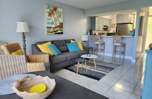 Makaha Condo | King size Bed, 1BR condo, Makaha Valley, with Mtn and Ocean views