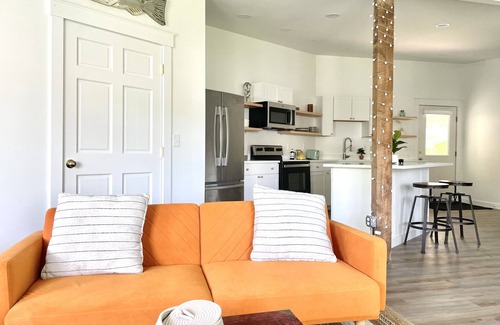 Topsham Apartment | King size Bed Big Smile Big Sunshine 1st FL Washer&Dryer