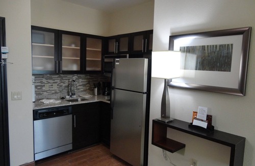 Northfield Apartment | King Studio. Free Breakfast Buffet. Pool & Gym Access.