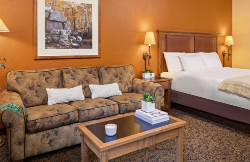 Rothschild Hotel | King Studio With Access to Pool, Hot Tub, and Gym