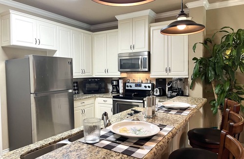 Harvey Hillsides Condo | KING SUITE. 2BR/2Bath. Sleeps 6