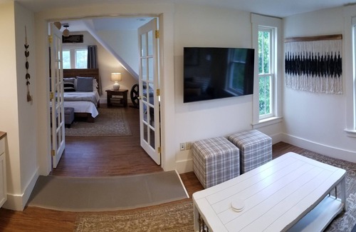 Durham Hotel | King Suite at Public House, food trucks & craft beer on site, walk to UNH & town