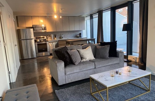 Orange Apartment | King Suite-private patio-close to NJPAC Prudential