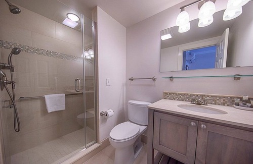 Edgartown Resort | King suite, Top floor with Large private balcony beautiful views of harbor