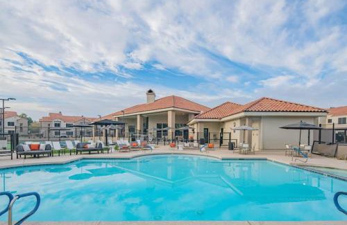 North Scottsdale Apartment | KingBed Golf Pickleball Pool Hot Tub Parking