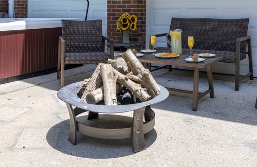 Kernersville House | KingBed Hot Tub BBQ Games Hypoallergenic