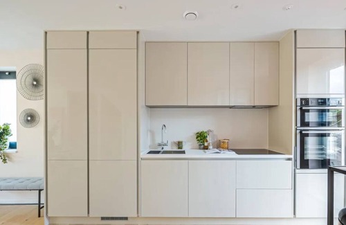 Brixton Hill House | Kings Mews Clapham: Splendid 2 bed, 2 bath House