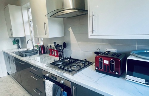 Dunstable House | Kingsbury 3 Bedroom Contractor House Short Lets Free Parking