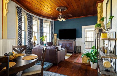 Boerne House | Kingsby Farmhouse - 1BR with 2 Queens & Mountain Views
