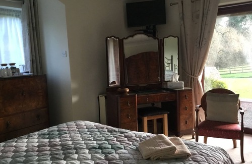 Kenn Other | Kingsize bed with ensuite Shower room