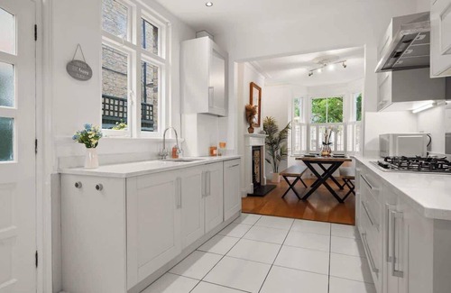 Canbury House | Kingston 3BR | Relaxed Comfort for Family & Work