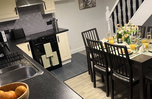 Bolton House | *Kingston house/*contractors/* long stays/*discount/*free parking