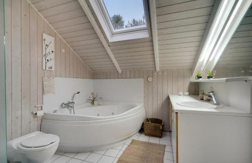 Houstrup House | Kirkeflod