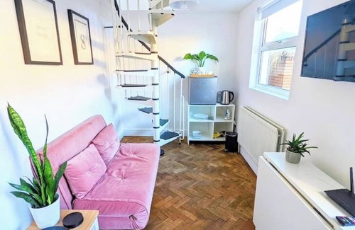 Brixton Hill House | Kitchenette studio with Netflix TV and double sofa bed