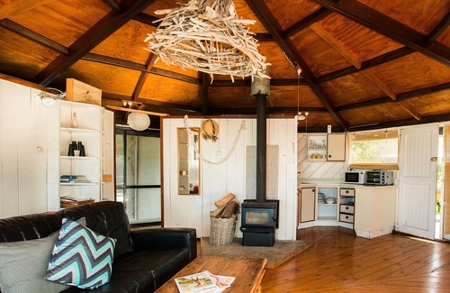 Ocean Beach Cottage | Kiwiana Bach - Ocean Beach Bach