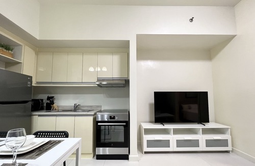 Legazpi Village Condo | KL Tower - Nicely Furnished 1BR near Greenbelt Mall Makati City