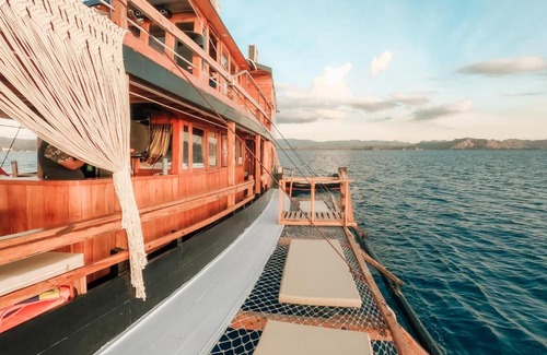 Labuan Bajo Boat Rental | KLM Presley Jalasena ll