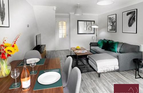 Knaphill Apartment | Knaphill - 2 Bed House - Private Garden & Parking