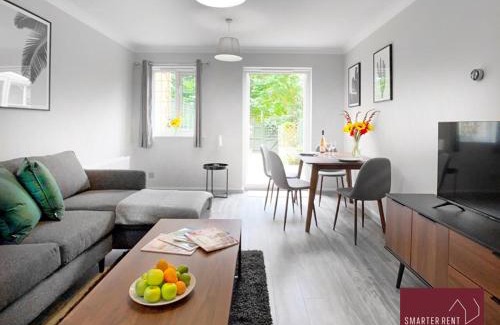 Knaphill Apartment | Knaphill - 2 Bed House - Private Garden & Parking