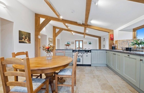 Shepton Mallet House | Knoll View Ranch - Group Hot Tub
