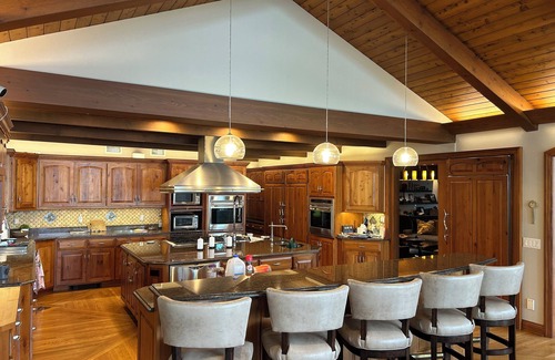 Oconomowoc House | Kohl Manor Luxury Lake 8-br exclusive retreat Pool, Cinema, Arcade on LacLaBelle