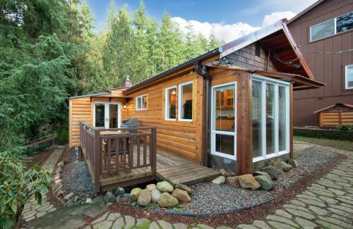 Maple Valley House | Koi Story Cabin on the Lake - Waterfront, near Bike Trail