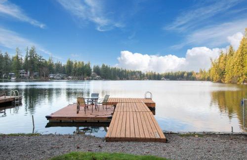 Maple Valley House | Koi Story Cabin on the Lake - Waterfront, near Bike Trail