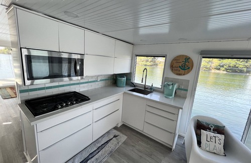 Walnut Grove Boat Rental | Koket Resort- Houseboat Bliss on the Delta