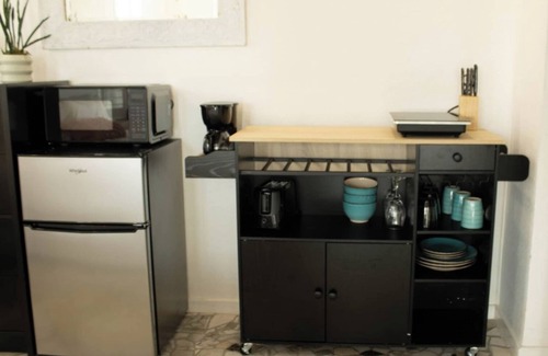 Hollywood Lakes Condo | Komffy Studio with King Bed