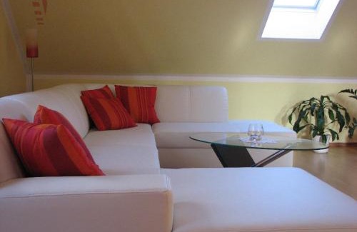 Elstra Apartment | Komfortable Ferienwohnung mit Balkon und Blick in den Schlosspark