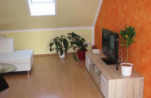 Elstra Apartment | Komfortable Ferienwohnung mit Balkon und Blick in den Schlosspark