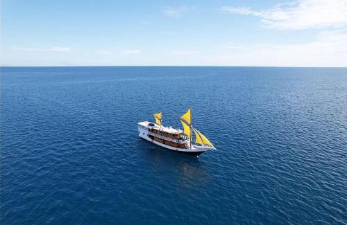 Labuan Bajo Boat Rental | Komodo liveaboard 3 days 2 nights ,2 days 1 night
