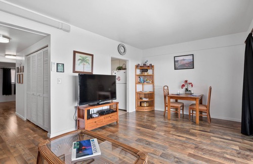 Historic Kailua Village Condo | Kona Plaza#414 Top Floor Unit in Heart Of Kona Town: AC & Elevators!