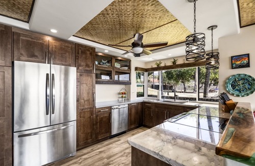 Kailua-Kona Condo | Kona Reef Sand and Surf (beachfront/walk to town)