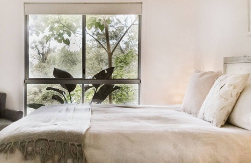 North Maleny House | Kookaburra Cottage - 2 Bedroom, 2 Bathroom Cottage with Lake View