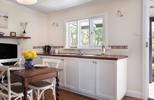 Hepburn Cottage | Koovelly Spa - picture perfect romantic country cottage