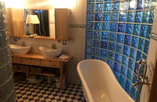 Itainen District Apartment | Kotimaailma - Iso ja viihtyisä omakotitalo saunalla 9 henkilölle