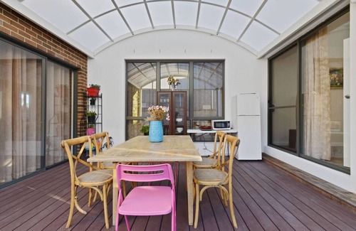 Belrose Apartment | KOZYGURU | Belrose | Cosy 2 Bed Holiday Home + FREE Parking
