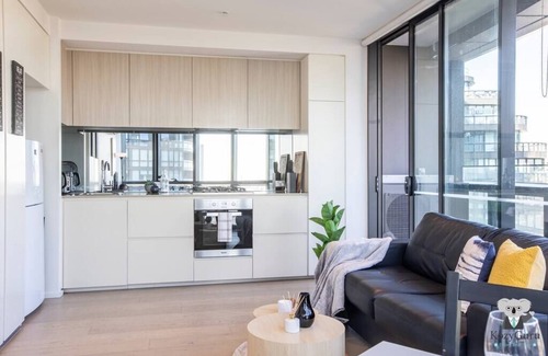Docklands Apartment | KOZYGURU | DOCKLANDS | HIGH LEVEL WATERVIEW | 1BED | POOL | VDO883