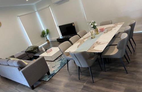 Greenvale Apartment | KozyGuru Greenvale 5 Bedroom Holiday Home
