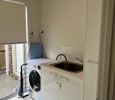 Greenvale Apartment | KozyGuru Greenvale 5 Bedroom Holiday Home