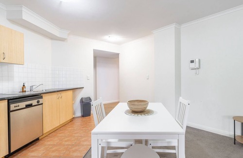 Redfern Apartment | KozyGuru | Redfern | Cozy Apt near Train Station